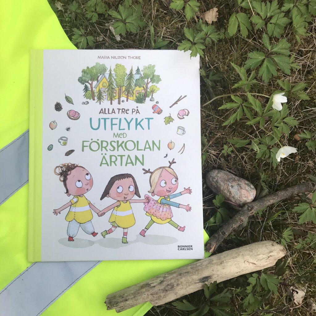 Bilderbok. Boktips barn. "Alla tre på utflykt med förskolan Ärtan" av Maria Nilsson Thore.