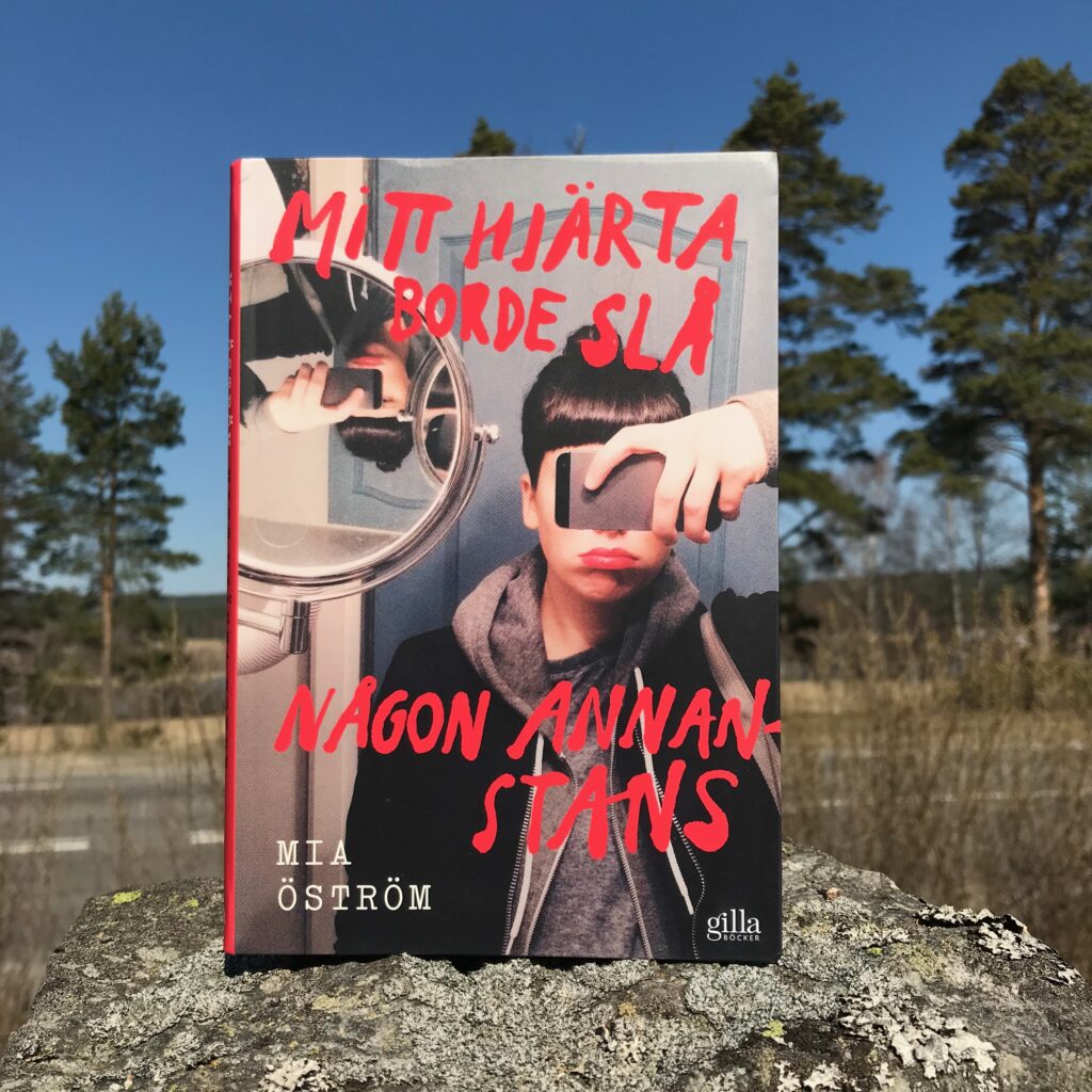 Ungdomsboken "Mitt hjärta borde slå någon annanstans" av Mia Öström rekommenderas varmt.